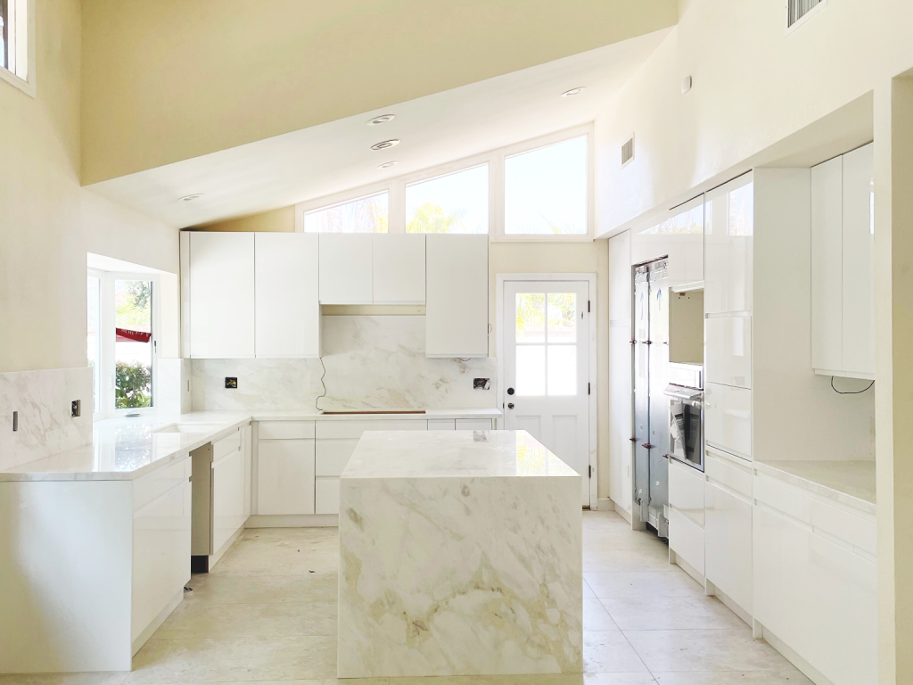 Custom kitchen island with quartz countertops | Alfa Construction & Remodeling | alfaremodel