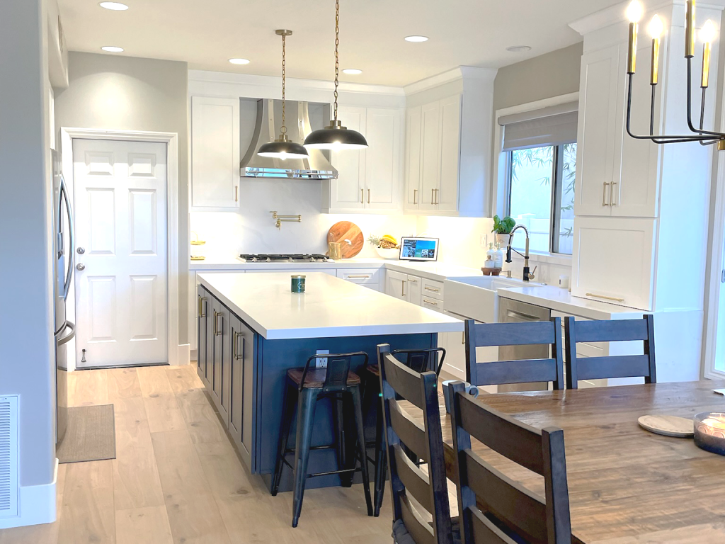 Custom kitchen island with quartz countertops | Alfa Construction & Remodeling | alfaremodel