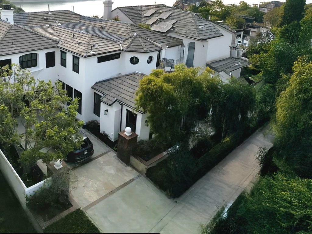 Second-story home addition by alfaremode and flooring