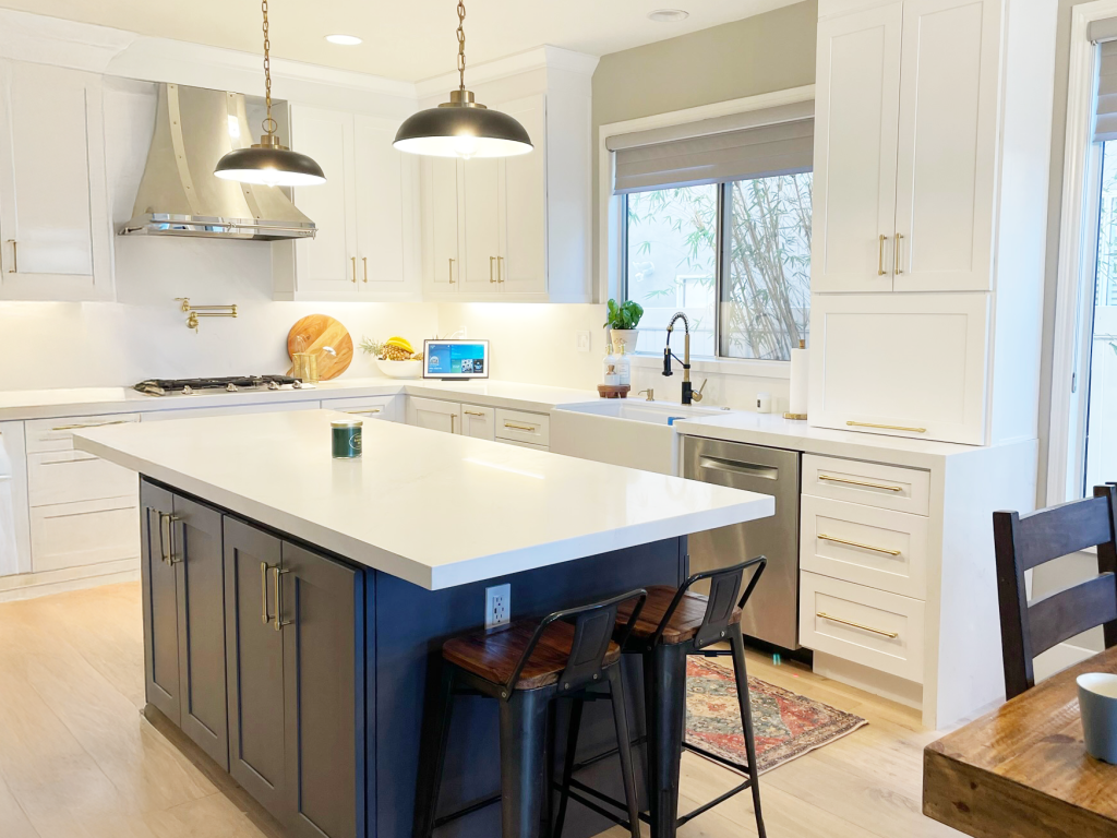 Modern kitchen remodel with white shaker cabinets by Alfa Construction & Remodeling – alfaremodel.com